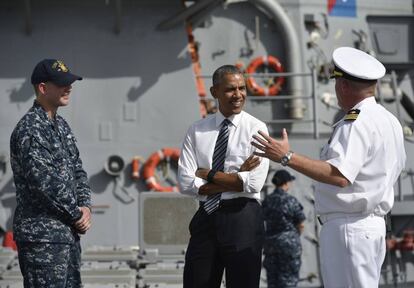 El presidente de los Estados Unidos atiende a las explicaciones a bordo del USS Ross Navy, en la base naval de Rota.