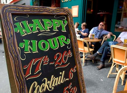 Promoción de bebidas alcohólicas en una terraza de París.