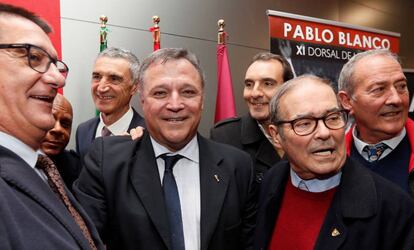 Daniel Bertoni (c), en el homenaje a Pablo Blanco en Sevilla.