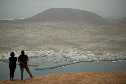 Vista desde Lanzarote de la Caleta del Sebo en La Graciosa, Parque Natural del archipiélago de Chinijos.
