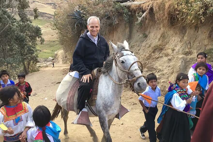 Robert Francis Prevost montado a caballo, en una comunidad de Trujillo, (Perú).