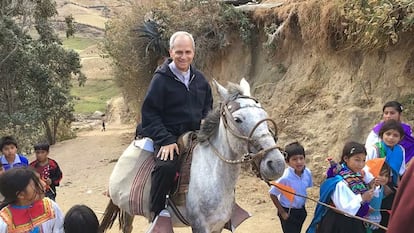 Robert Francis Prevost montado a caballo, en una comunidad de Trujillo, (Perú).