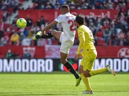 Fernando se anticipa a Parejo.