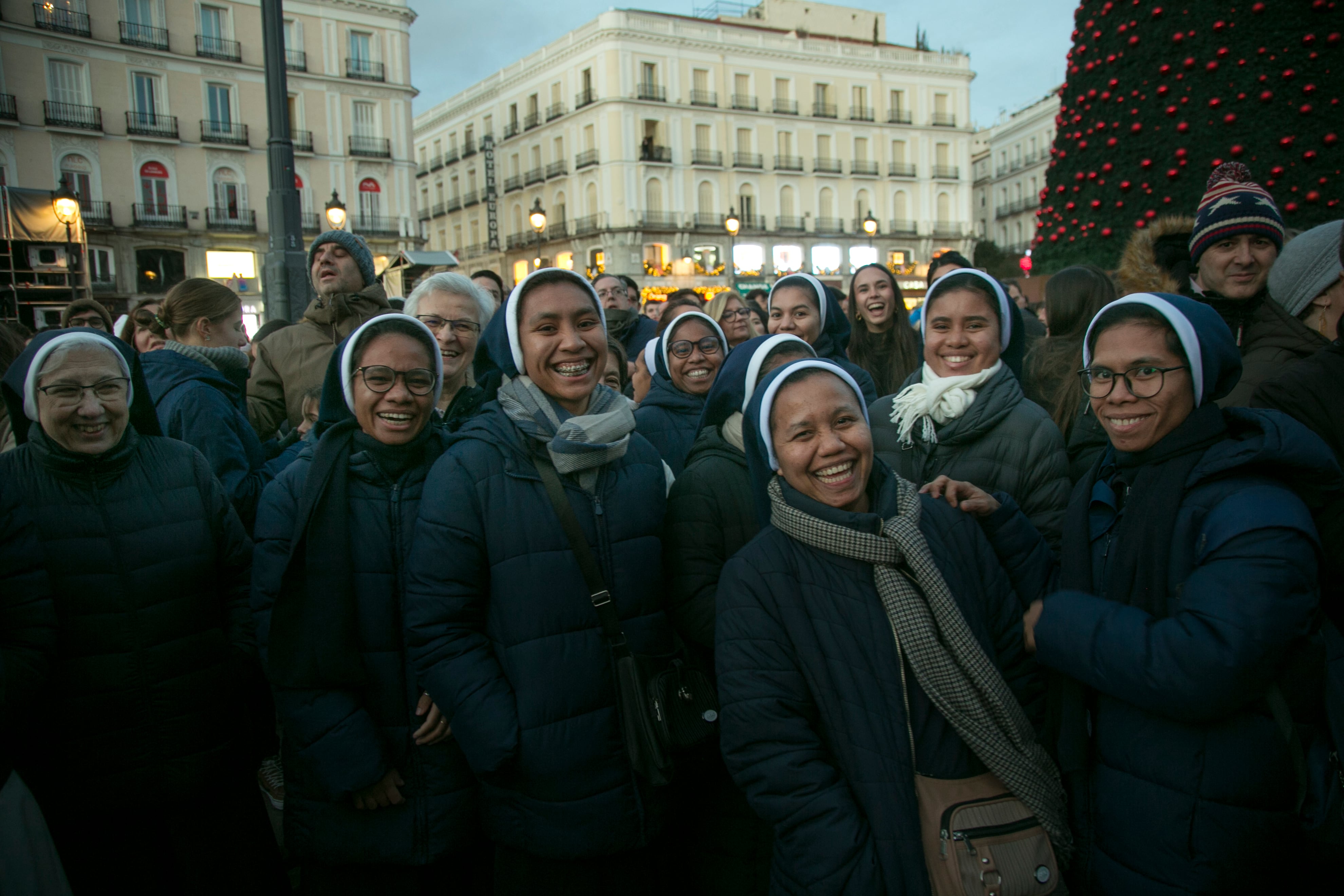 Un grupo de religiosas durante el concierto de la banda de pop cristiano Hakuna, en La Puerta del Sol el 28 de diciembre.