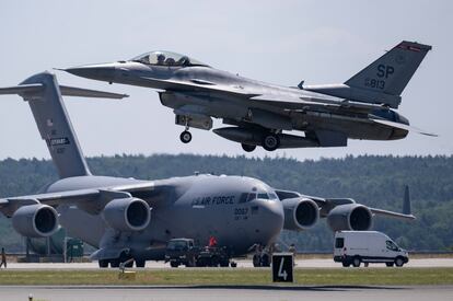 Un caza estadounidense F-16 en la base aérea alemana de Spangdahlem durante las maniobras Air Defender 2023.