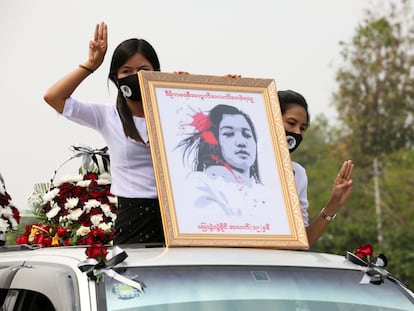 Varias mujeres sostienen un retrato de Mya Thwate Thwate Khaing, una manifestante muerta por disparos de la policía durante las protestas en Myanmar, en la comitiva del funeral por la joven el 21 de febrero.