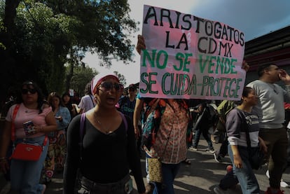 Alas 17:15 horas, después de decidir entre avanzar hacia El Caminero o regresarse, el contingente contra la gentrificación comenzó a avanzar hacia Ciudad Universitaria.