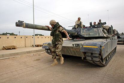 Un soldado español se apea de un carro Abrams, de EE UU, en Nayaf, el martes pasado.