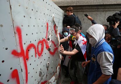 Protesters try to break the Parliament fence during protests this Tuesday in Tbilisi (Georgia).