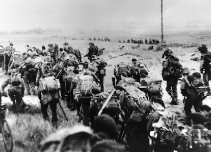 Una imagen de tropas aliadas avanzando en Normandía después del desembarco, el 6 de junio.