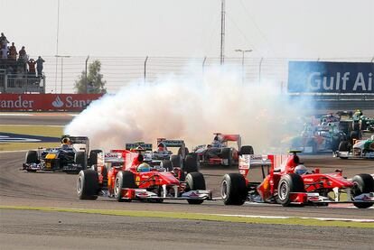 El monoplaza de Mark Webber provoca una humareda en la primera curva nada más arrancar el gran premio, en la que también ha salido perjudicado el Force India de Adrian Sutil