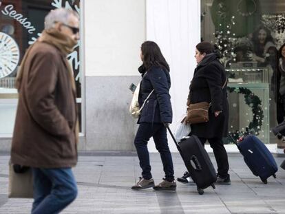 Dos turistas se dirigen a un piso tur&iacute;stico en el centro de la capital.