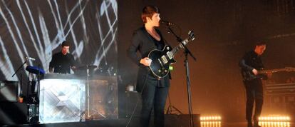 Jamie Smith, Romy Madley Croft y Oliver Sim, The XX, tocando el domingo en la sala Brixton Academy de Londres.