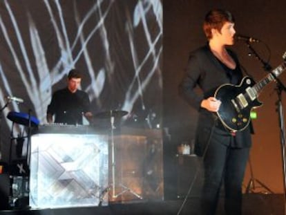 Jamie Smith, Romy Madley Croft y Oliver Sim, The XX, tocando el domingo en la sala Brixton Academy de Londres. 