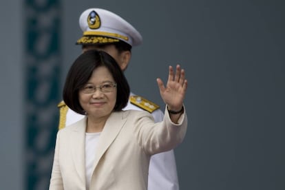 La presidenta de Taiwan, Tsai Ing-wen, saluda tras tomar posesi&oacute;n este viernes.