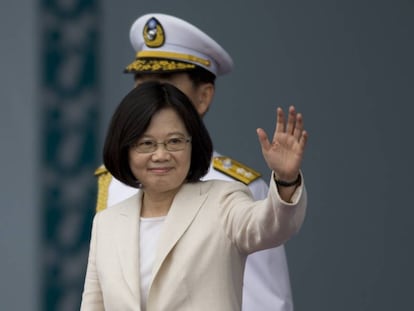 La presidenta de Taiwan, Tsai Ing-wen, saluda tras tomar posesi&oacute;n este viernes.