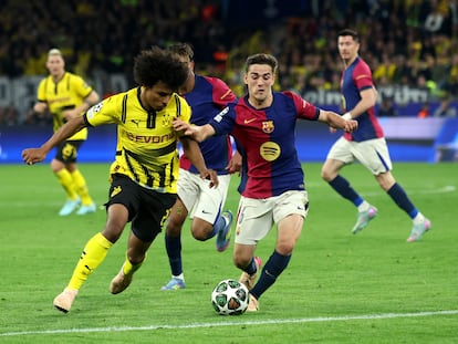 Gavi protege la pelota ante Adeyemi, en el partido entre el Borussia Dortmund y el Barcelona