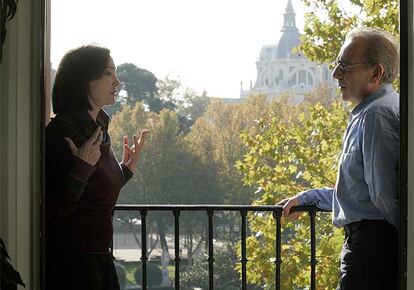 Nuria Espert y José Luis Gómez, en un balcón de la casa de la actriz frente al Palacio de Oriente, en Madrid.