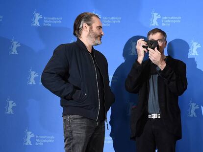Gus Van Sant fotograf&iacute;a a los fot&oacute;grafos en presencia de Joaquin Phoenix.