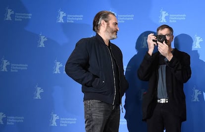 Gus Van Sant fotograf&iacute;a a los fot&oacute;grafos en presencia de Joaquin Phoenix.