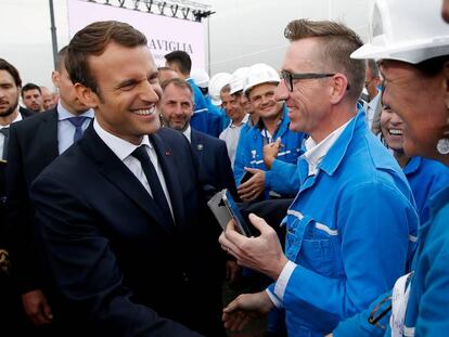 El presidente franc&eacute;s, Emmanuel Macron, en el astillero de STX France en Saint-Nazaire, en mayo pasado.