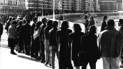Más de 10.000 personas participaron en una cadena humana convocada por Gesto por la Paz en San Sebastián en 1989.