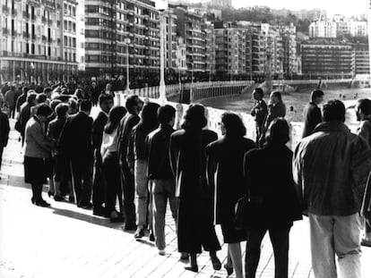 Más de 10.000 personas participaron en una cadena humana convocada por Gesto por la Paz en San Sebastián en 1989.