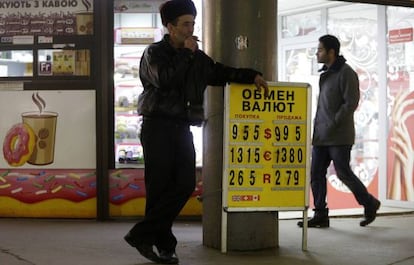 Cartel de una oficina de cambio, en Kiev.