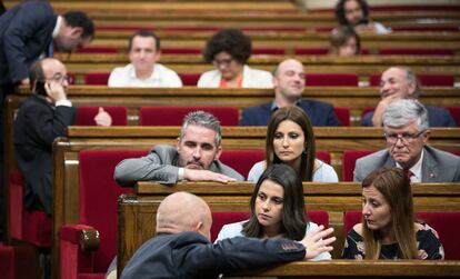 La oposición en el Parlament espera el comienzo del pleno.