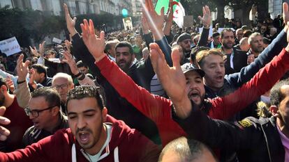 Manifestantes reclaman "un cambio de régimen" en Argelia, este viernes.
