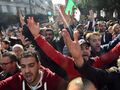 Manifestantes reclaman "un cambio de régimen" en Argelia, este viernes.