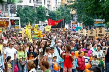 Varios miles de manifestantes, pertenecientes organizaciones ecologistas, han recorrido esta mañana las calles de Santander, en protesta por las intenciones de aplicar las técnicas de "fracking" para extraer gas del subsuelo, en territorio de la comunidad autónoma de Cantabria.