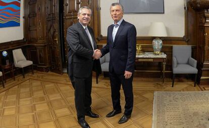 Alberto Fernández, izquierda, y Mauricio Macri, en el encuentro que tuvieron tras las elecciones en Argentina. 