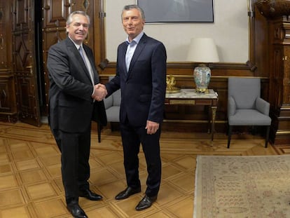 Alberto Fernández, izquierda, y Mauricio Macri, en el encuentro que tuvieron tras las elecciones en Argentina. 