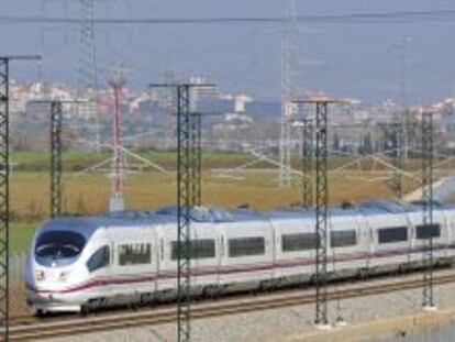 Un tren de la la nueva l&iacute;nea del AVE Barcelona-Girona-Figueres. 