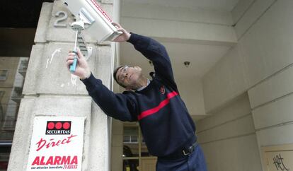 Instalación de una cámara de seguridad por un empleado de Securitas Direct. 