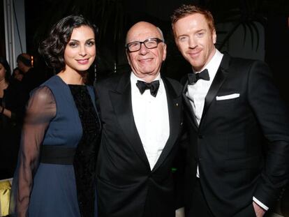 Los actores protagonistas de Homeland, Morena Baccarin y Damian Lewis, posan con el dueño de Fox, Rupert Murdoch.
