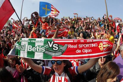 Seguidores del Sporting de Gijón reciben en las puertas del estadio del Molinón.