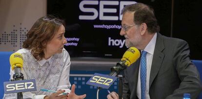 El presidente del Gobierno, Mariano Rajoy, junto a la periodista Pepa Bueno, durante una entrevista en el progarma &quot;Hoy por hoy&quot;, de la Cadena Ser.