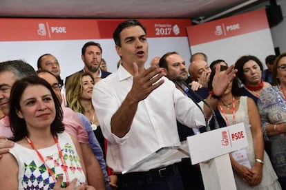 ¿Quién va primero PSOE o Pedro? Al parecer Pedro, pero ¿son suficientes 74.000 votos para ganar unas elecciones? A simple vista no, por tanto, el trabajo de Pedro no es entrar como elefante en una cacharrería o ir a degüello, sino unir con humildad, hablar, escuchar, contrastar...., de lo contrario la batalla esta pérdida y el país es mucho más que Pedro y su PSOE y la sociedad está harta de chulerías.