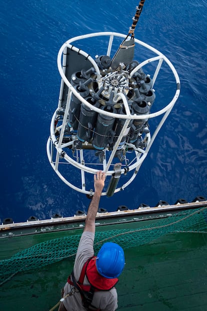 Roseta o dispositivo de medición de diversos parámetros en el buque de Instituto Español de Oceanografía 'Ramón Margalef' durante sus trabajos en la costa de Puerto Naos isla de La Palma, en la erupción del Volcán Cumbre Vieja.