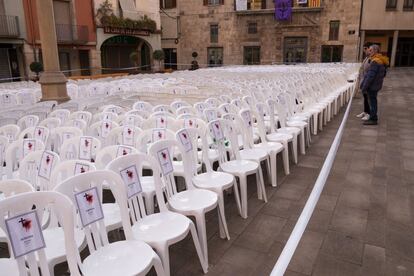 El Ayuntamiento de Tàrrega (Lleida) ha colocado, este lunes en la plaza Major de la localidad, 1.062 sillas vacías en recuerdo a todas las mujeres y niños víctimas de violencia machista.