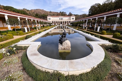 La Getty Villa, inaugurada en 1974, interpreta los principios de la arquitectura clásica romana, y combina edificios forrados de mármol y travertino con patios, columnatas, jardines y estanques, para evocar la atmósfera de la lujosa residencia romana sepultada por la erupción del Vesubio. Afortunadamente no ha sufrido daños durante los incendios.