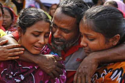 Familiares de una de las víctimas del edificio Rana Plaza derrumbado en Dacca (Bangladesh), hace un año, recuerdan a sus seres queridos.