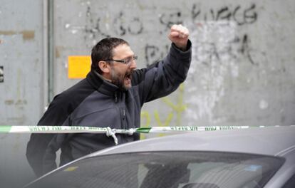 Txelui Moreno, portavoz de la izquierda 'abertzale', gesticula al paso del vehículo de la Guardia Civil que lleva detenido a su hijo.