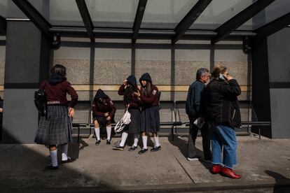 Estudiantes de un colegio local visitan la FILBO.