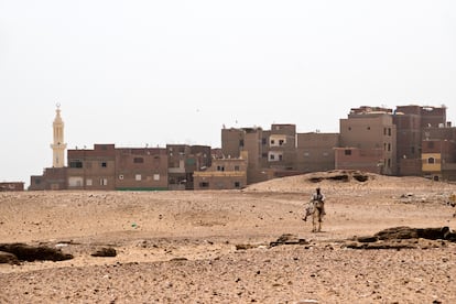 Un hombre montando un burro a las afueras del pueblo egipcio de Abydos.