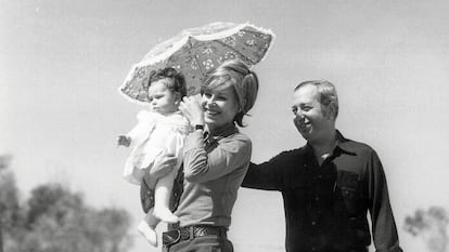José Luis Dibildos con su esposa, Laura Valenzuela y su hija, Lara, a principios de los años setenta.