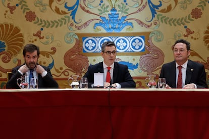 Vicente Guilarte, Félix Bolaños y Álvaro García Ortiz, durante la ceremonia de entrega de despachos a la 61ª promoción de acceso a la carrera fiscal, este lunes en el paraninfo de la Universidad Complutense de Madrid.