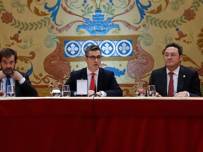 Vicente Guilarte, Félix Bolaños y Álvaro García Ortiz, durante la ceremonia de entrega de despachos a la 61ª promoción de acceso a la carrera fiscal, este lunes en el paraninfo de la Universidad Complutense de Madrid.